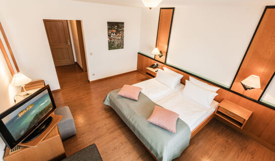 LANDIDYLL HOTEL ZUM ALTEN SCHLOß Kirchensittenbach